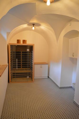ein leeres Zimmer mit einer Decke und einem Torbogen in der Unterkunft Egrensis Apartments in Loket