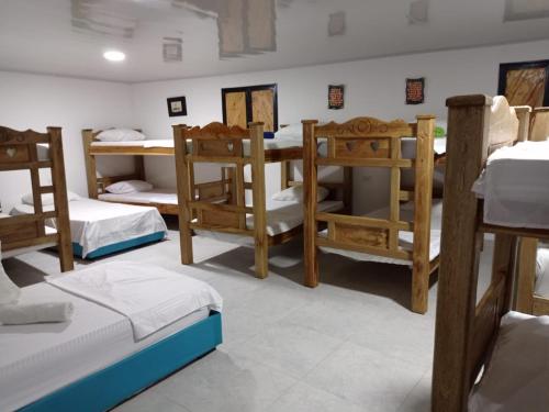 Habitación con varias literas en una habitación. en Apartamentos Vistas del Caribe Sede Campestre, en Cartagena de Indias