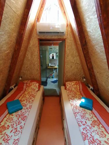 two beds in a small room with a window at VisitorsCenter Ivanovo in Ivanovo