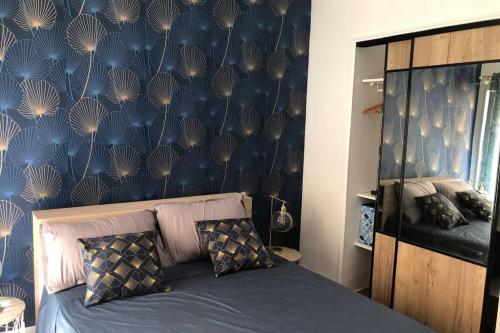 ein Schlafzimmer mit einem Bett mit einer blauen Wand in der Unterkunft Magnifique T3 Dans Une Résidence Au Centre De Toulon in Toulon