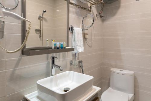 W łazience znajduje się umywalka, toaleta i prysznic. w obiekcie Al Jahwah hotel w mieście Al Namas