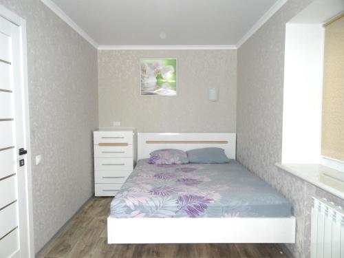 Dormitorio pequeño con cama y vestidor en Apart Gagarina 7, en Kropyvnytskyi