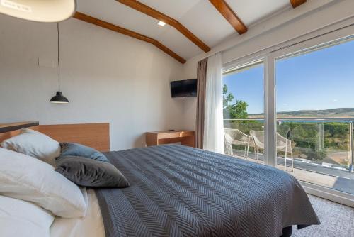 Postel nebo postele na pokoji v ubytování Villa ZORA, Starigrad Paklenica, Seline