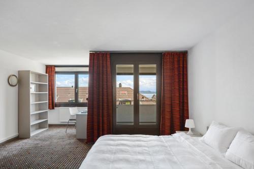 Una cama o camas en una habitación de Neuchâtel City Hôtel