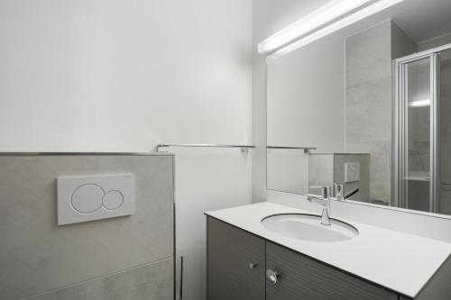 Bathroom sa Neuchâtel City Hôtel