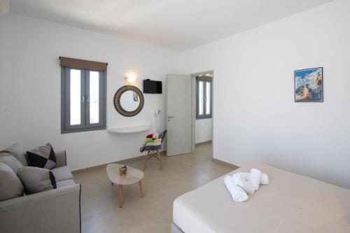 uma sala de estar branca com um sofá e uma mesa em Thira's Dolphin em Akrotírion