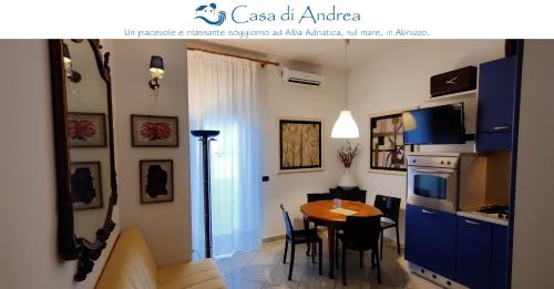 アルバ・アドリアティカにあるCasa di Andreaのキッチン、ダイニングルーム(テーブル付)