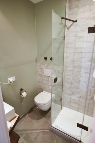 Bilik mandi di Gutshotel Baron Knyphausen