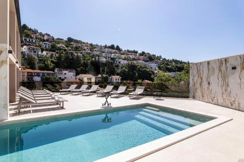 Villa Nina - Apartments with pool near the sea tesisinde veya buraya yakın yüzme havuzu