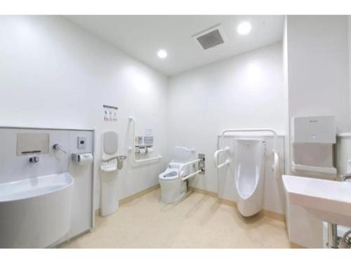 La salle de bains est pourvue d'un lavabo, de toilettes et de lavabos. dans l'établissement R&B Hotel Shin Osaka Kitaguchi - Vacation STAY 40551v, à Osaka