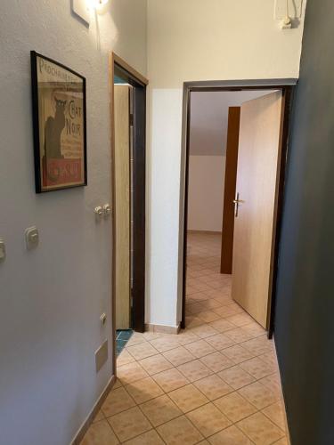 pasillo con 2 puertas y suelo de baldosa en Dub center apartments, en Malinska