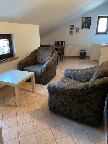Sala de estar con 2 sofás y mesa en Dub center apartments, en Malinska