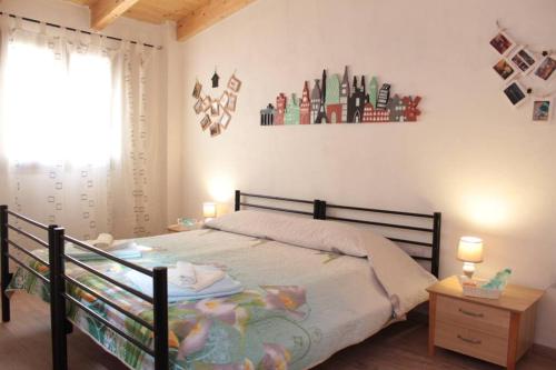 - une petite chambre avec un lit et une fenêtre dans l'établissement B&B la piccola maison, à Ploaghe