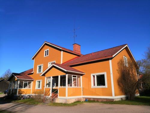 uma grande casa laranja com um telhado vermelho em Homestay cozy hosting em Tervakoski