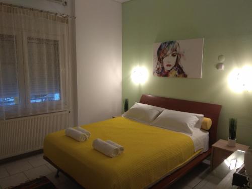 カヴァラにあるKIKI APARTMENTのベッドルーム1室(黄色いベッド1台、タオル2枚付)