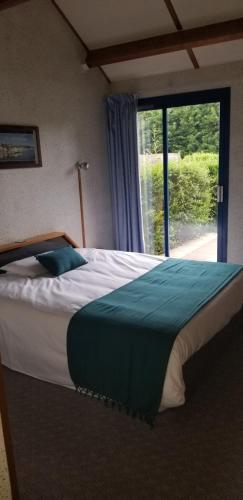 Säng eller sängar i ett rum på Les Dineux Village