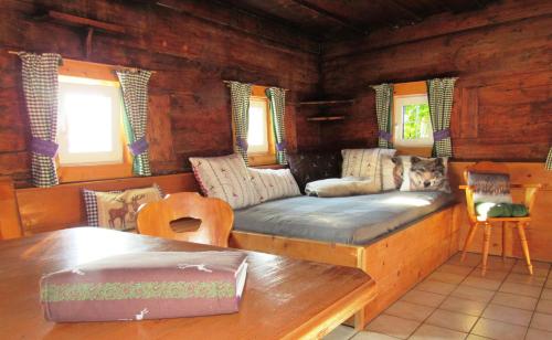 ein Wohnzimmer mit einem Sofa und einem Tisch in der Unterkunft Almhütte Brandgut in Mühlbach am Hochkönig