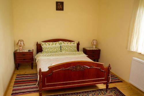 A bed or beds in a room at Sadyba Skolivska Skelya