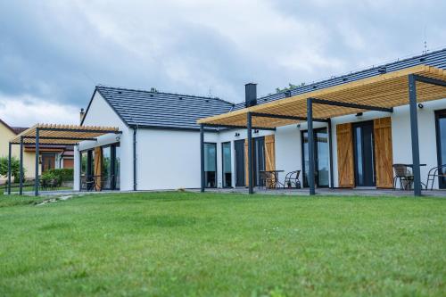 a row of houses with windows and a lawn at Babyky apartmány in Jindrichuv Hradec