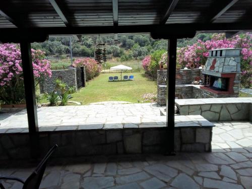 Κήπος έξω από το Ammouliani Villa PARADISE