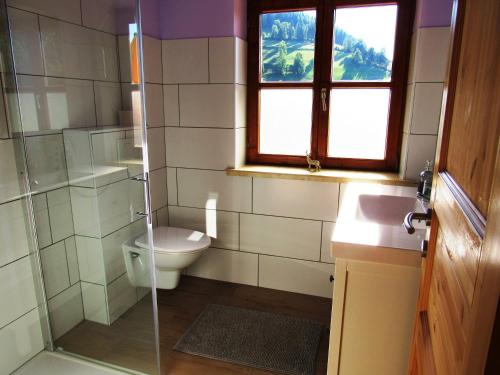 Koupelna v ubytování Bio Bauernhof Brandgut