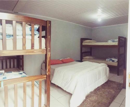 Bunk bed o mga bunk bed sa kuwarto sa Hostel e Pousada Tiradentes 774
