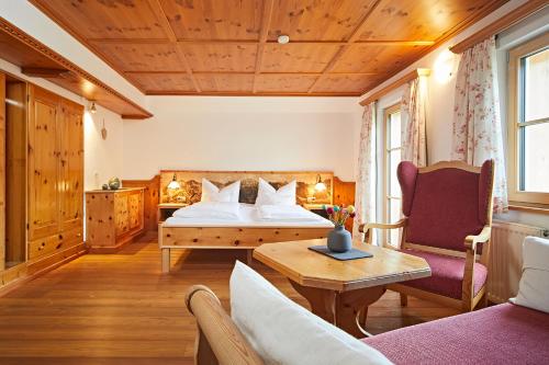 1 dormitorio con cama, sofá y mesa en Breitachhus, en Riezlern