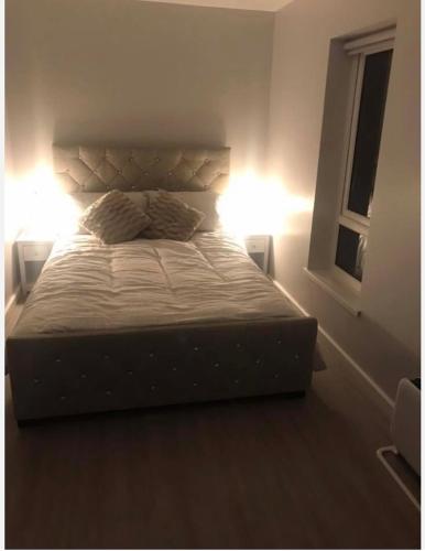 Un dormitorio con una cama con dos luces. en The Bungaloaf en Walton on the Hill