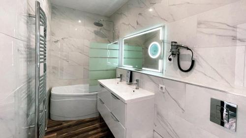 La salle de bains blanche est pourvue d'un lavabo et de toilettes. dans l'établissement Kyriad Marseille Blancarde - Timone, à Marseille