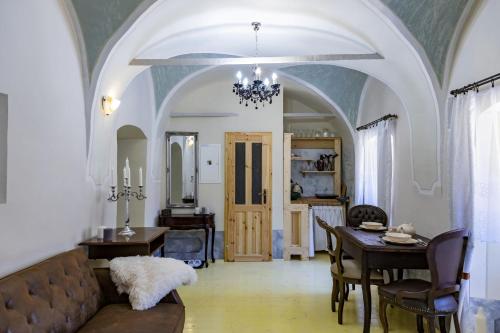 - un salon avec un canapé et une table dans l'établissement Apartman Charlotte v dome so studňou na streche, à Banská Štiavnica