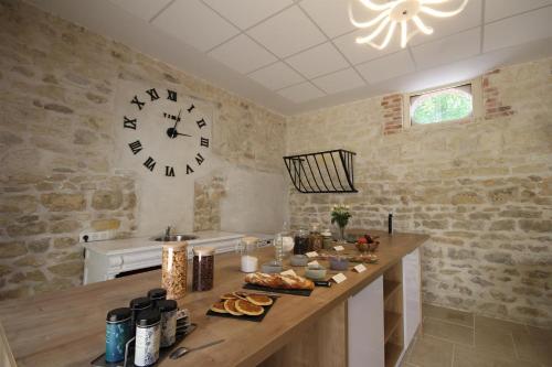 una cocina con un reloj grande en la pared en Le Clos Ligérien, en Nevers