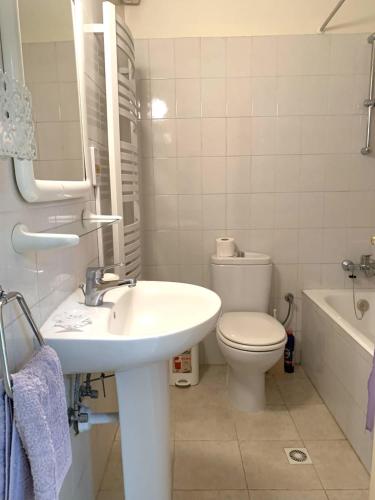 ein Badezimmer mit Waschbecken, Toilette und Badewanne in der Unterkunft Bysantium Gardens in Paphos City