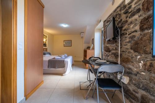 a room with a bed and a desk in a room at Casa do Calhau in Jardim do Mar