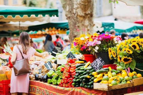 une femme devant un marché de fruits et légumes dans l'établissement Suite Le CEZANNE, à Aix-en-Provence