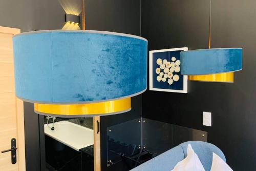 une lampe bleue et jaune dans une chambre avec un miroir dans l'établissement Suite Le CEZANNE, à Aix-en-Provence