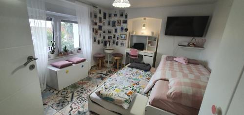 een kleine slaapkamer met een bed en een keuken bij Villa Thalia in Marinići