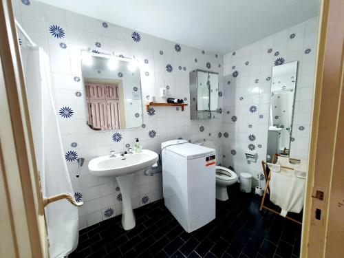 Kylpyhuone majoituspaikassa Marbellamar Seaviews