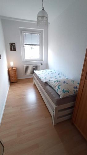 een slaapkamer met een bed en een raam bij Sybel in Berlijn