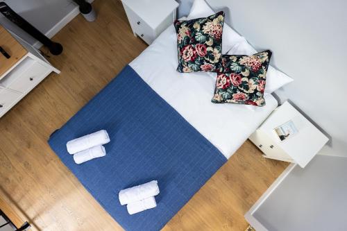 an overhead view of a bed with two pillows at Apartamenty na wydmach in Łeba