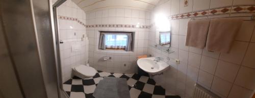 アルテンマルクト・イム・ポンガウにあるAppartement Thunhart Wilfried&Elisabethの黒と白のチェックフロアのバスルーム