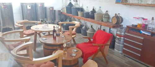 un grupo de mesas y sillas en una habitación en Vila Pegaz en Virpazar
