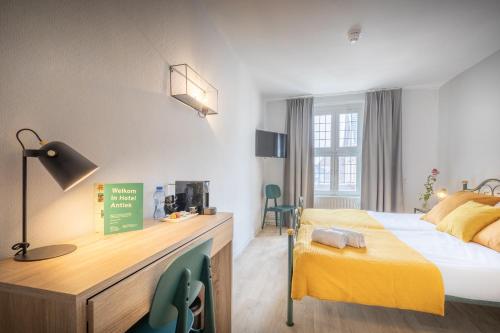 a hotel room with a bed and a desk at Hotel Nieuw Antiek in Helden