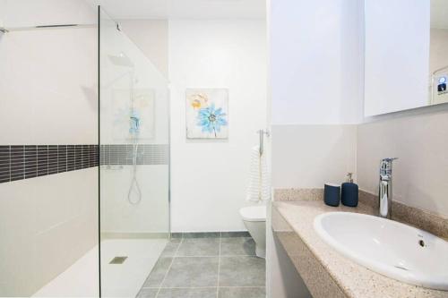 アレシーフェにあるLoft Life 2の洗面台とトイレを備えた白いバスルーム