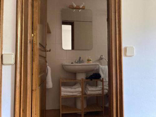Baño pequeño con lavabo y espejo en Casa planominguero en Taull