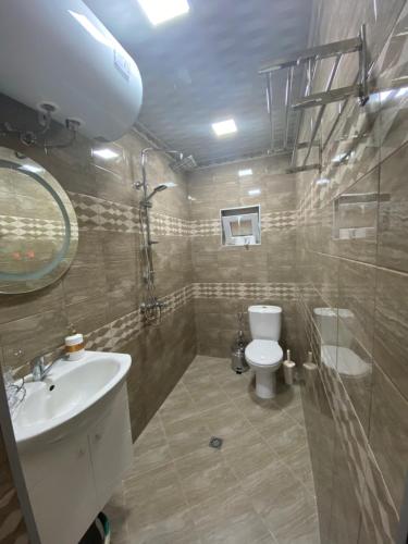 uma casa de banho com um WC, um lavatório e um chuveiro em При Наско em Shabla