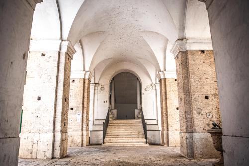 ein leerer Flur mit Treppe in einem alten Gebäude in der Unterkunft B&B Boteroom in Cassino