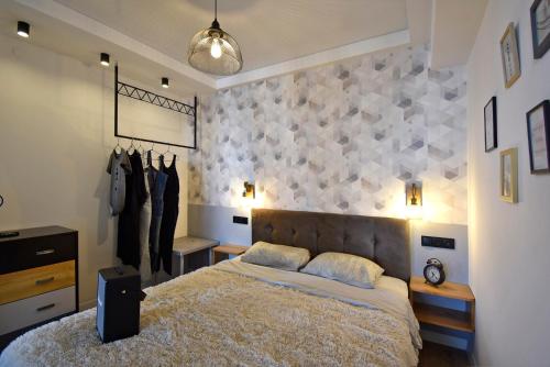 - une chambre avec un lit et un mur avec des diamants dans l'établissement Heart of Republic Sq - Balcony - Self CheckIn - Full Kitchen, à Erevan