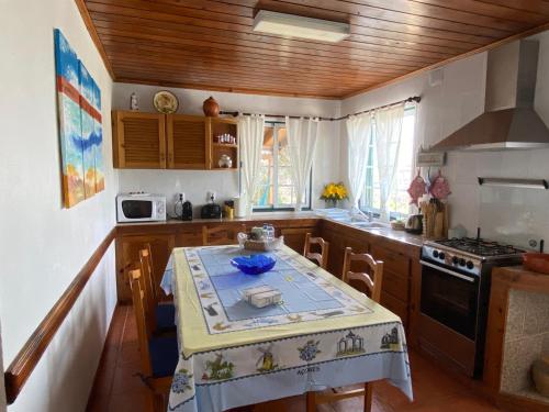 une cuisine avec une table recouverte d'une nappe dans l'établissement Casa da Costa, à Madalena