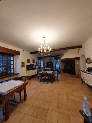 a large living room with tables and a chandelier at B&B Calecatine in Rocca di Botte