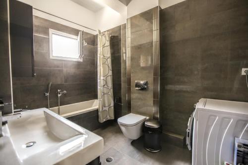 y baño con lavabo, aseo y ducha. en Meteora's Secret Garden House#1 en Kalabaka